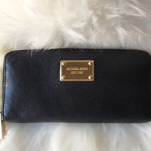 💯%..Authentic Michael Kor's wallet with zipper